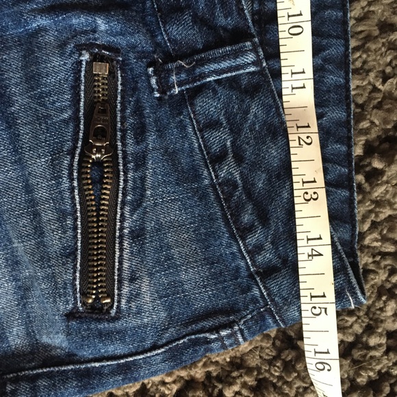 AE. Shorts. Size 4 - Picture 2 of 6